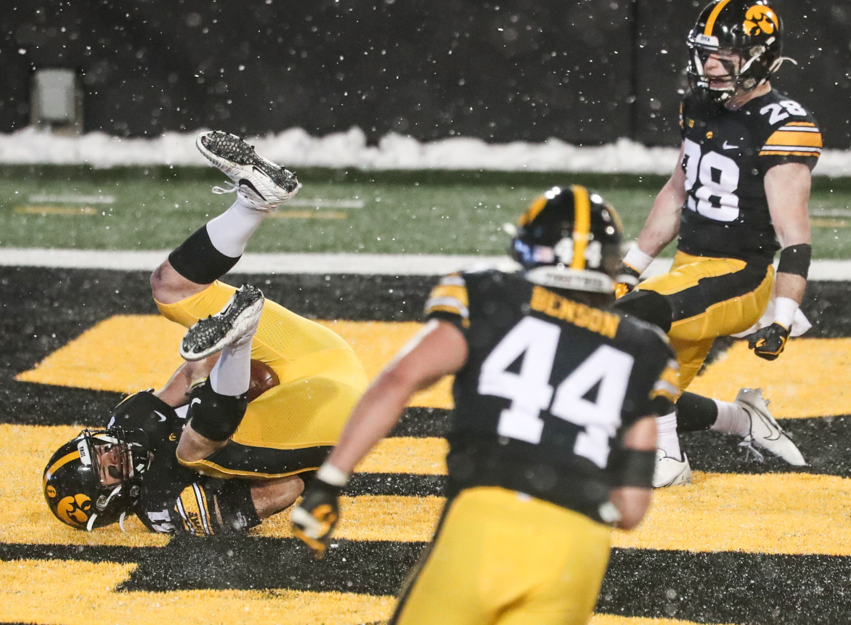 121220-qc-spt-iowa-wisc-fb-057